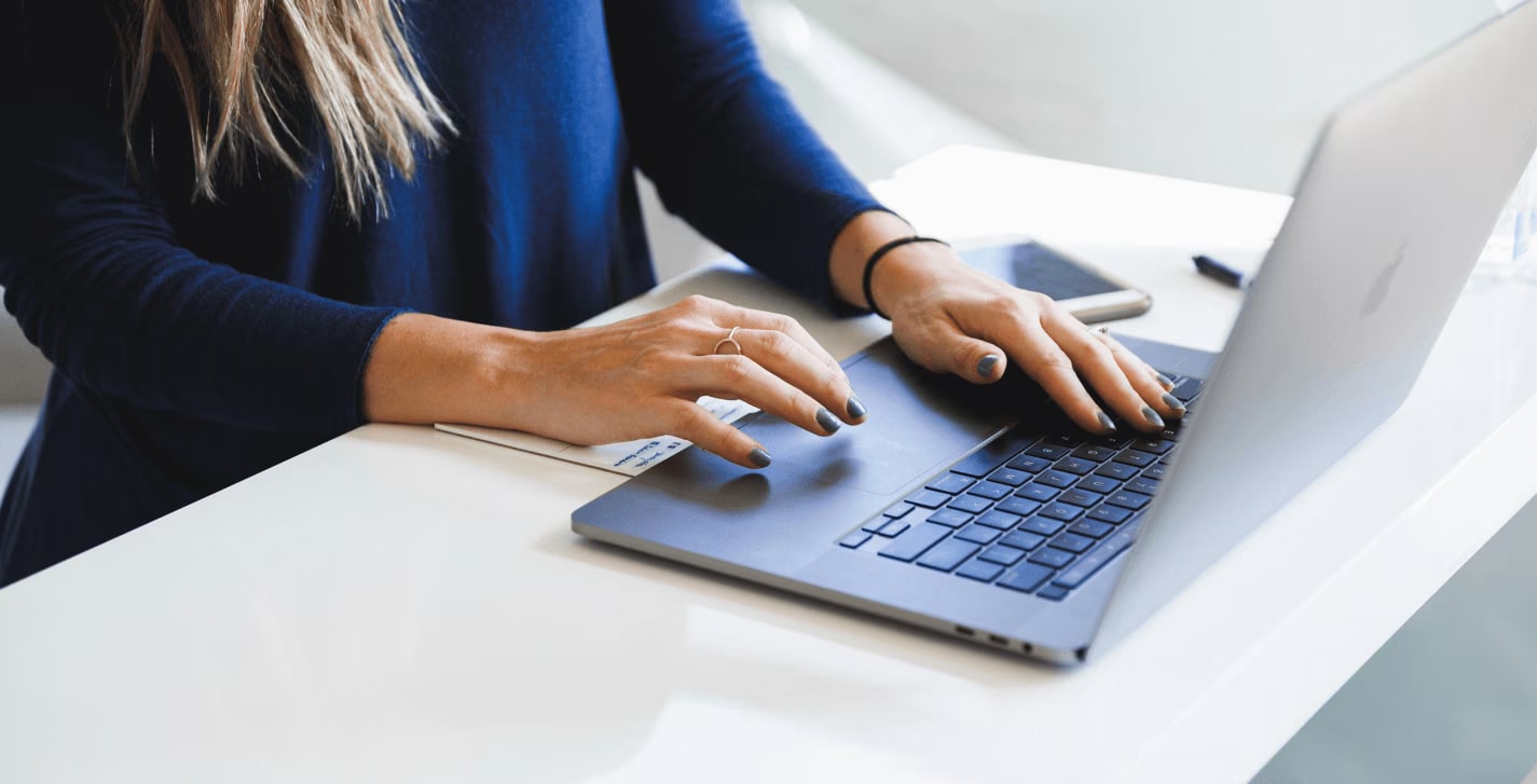 Iemand die op een laptop naar hotels zoekt